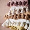 Coussins 40cmx60cm en coton épais rose blanc jaune gros pompons Madamstoltz